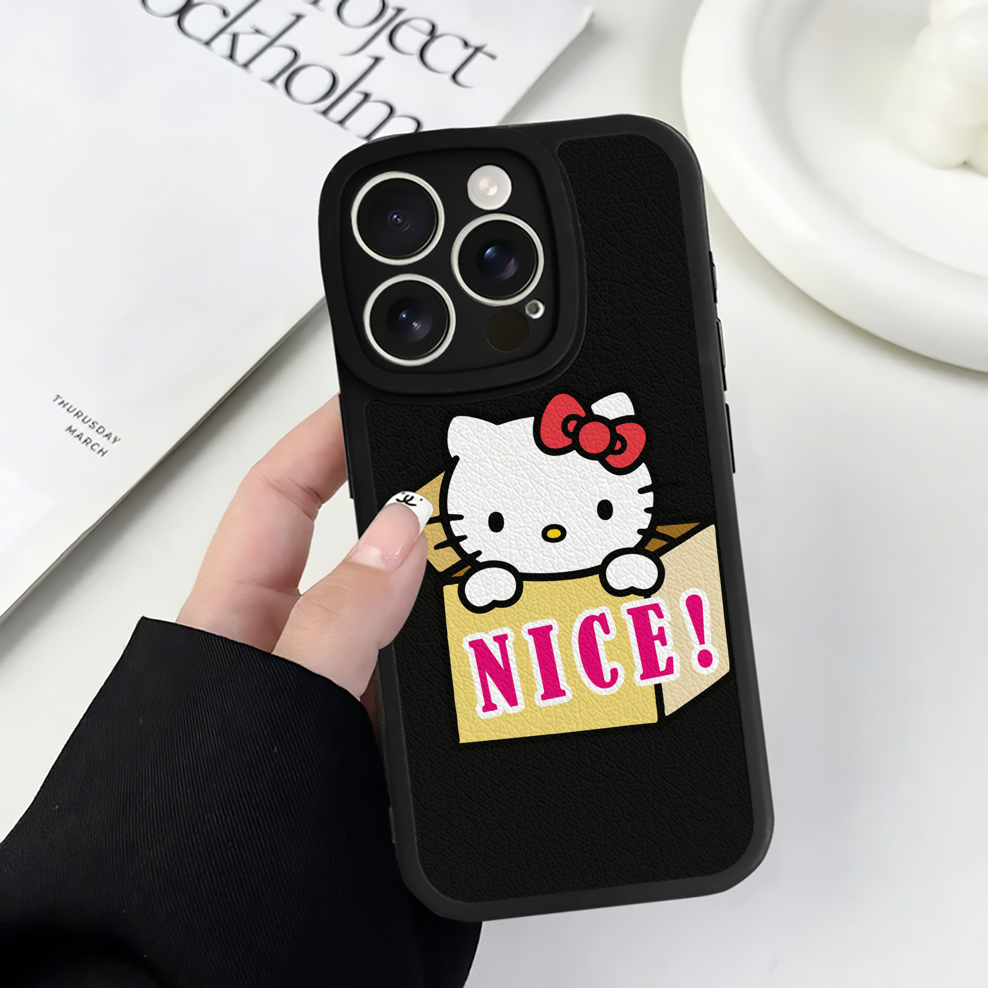 （画像用） Hello Kitty ハローキティ 【iPhone 16シリーズ対応】シリコンスマホケース（レザー調） 材質：シリコン